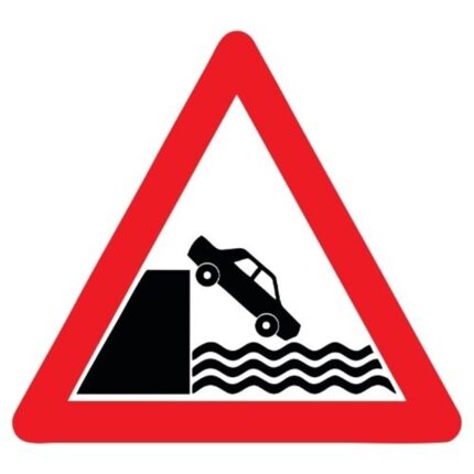 Deniz Ve Nehir Kıyısında Biten Yol Levhası T-6